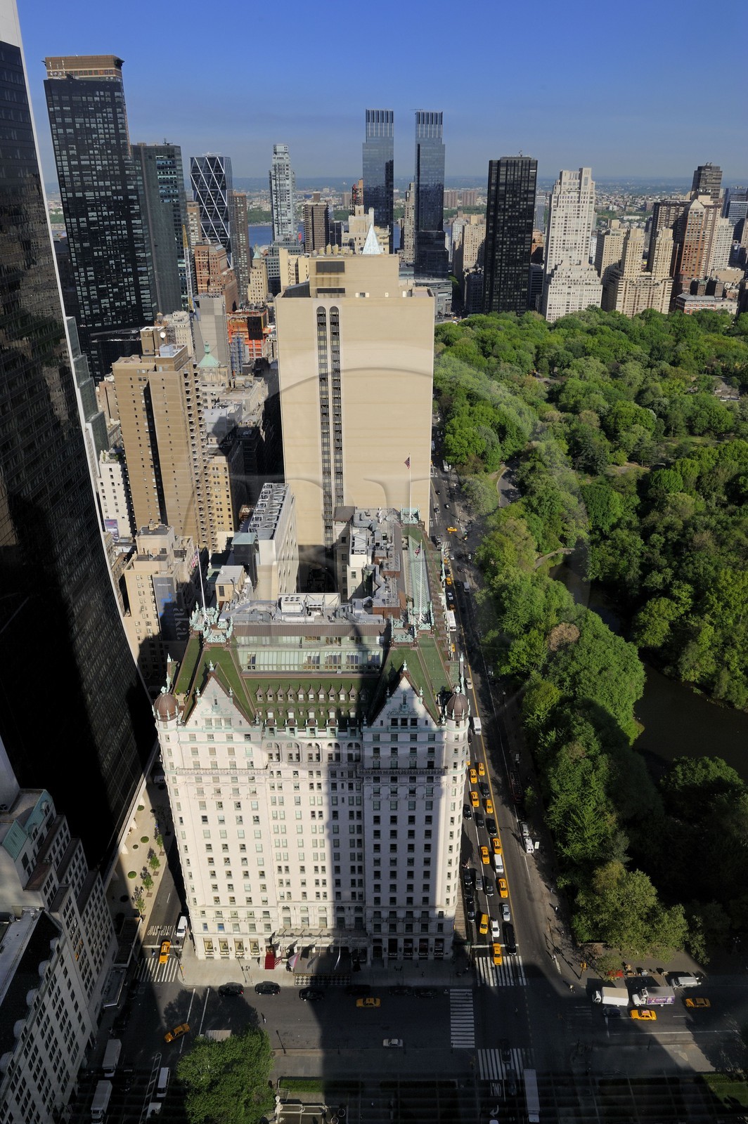 Etats-Unis, New York, Manhattan, Midtown, le Plaza Hotel sur Grand Army Plaza en bordure de Central Park, au fond les tours de Time Warner sur Columbus square