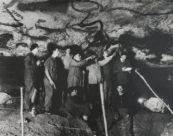 France, Dordogne (24), Périgord Noir, vallée de la Vezère, Montignac-sur-Vézère, Grotte de Lascaux, photographie de 1940 (© CNP - MCC-DRAC)  représentant les inventeurs du site préhistorique et grotte ornée classés Patrimoine Mondial de l'UNESCO