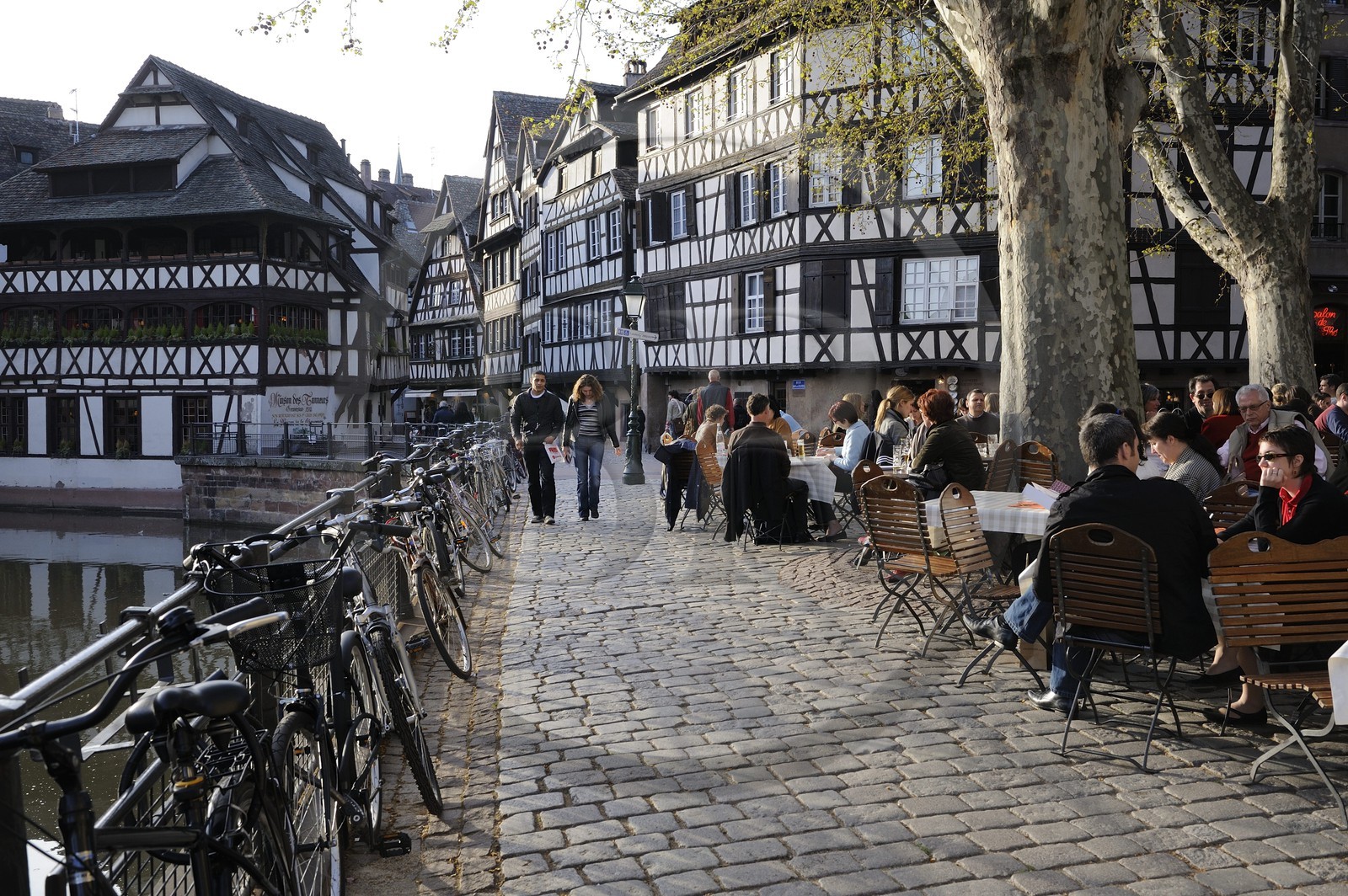 France, Bas Rhin (67), Strasbourg, quartier de la Petite France, terrasse de café place Benjamin Zix
