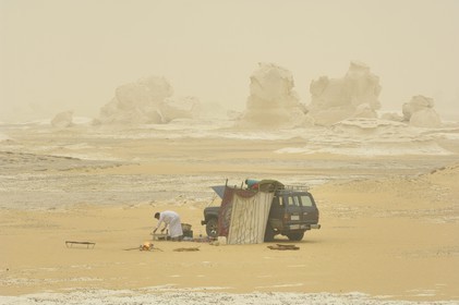 Egypt, Libyan Desert, sandstorm in the White Desert north of Farafra, bivouac preparation