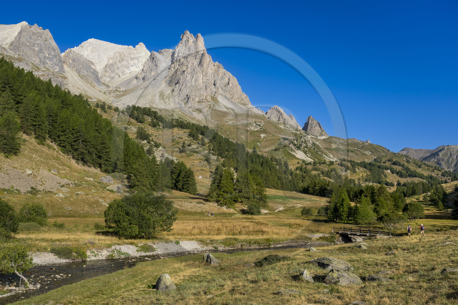 France, Hautes Alpes (05), le Briançonnais, Névache, vallée de la Clarée, la rivière La Clarée au pont du Moutet, le massif des Cerces et les pointes de la Main de Crépin (2942m) en arrière-plan