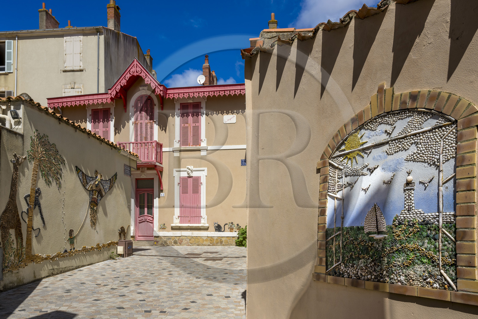 France, Vendée (85), Les-Sables-d'Olonne, quartier de l'île Penotte, ruelles piétonnes aux façades ornées de mosaïques de coquillages (avant utilisation demander l'autoristaion à L'ADAGP www.adagp.fr)