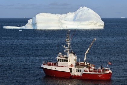 Groenland, cote ouest, baie de Baffin, Upernavik, le bateau de police Sisak IV avec un iceberg en arrière plan
