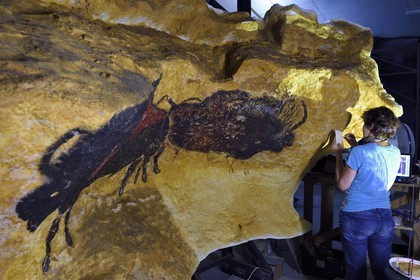 France, Dordogne (24), Montignac, l’Atelier des Fac-Similés du Périgord (AFSP) spécialisé dans la reproduction minérale de parois ornées de la préhistoire et en charge de la reconstitution fidèle des parois de la grotte de Lascaux, reproductions des peintures, mention obligatoire Atelier des Fac-Similés du Périgord