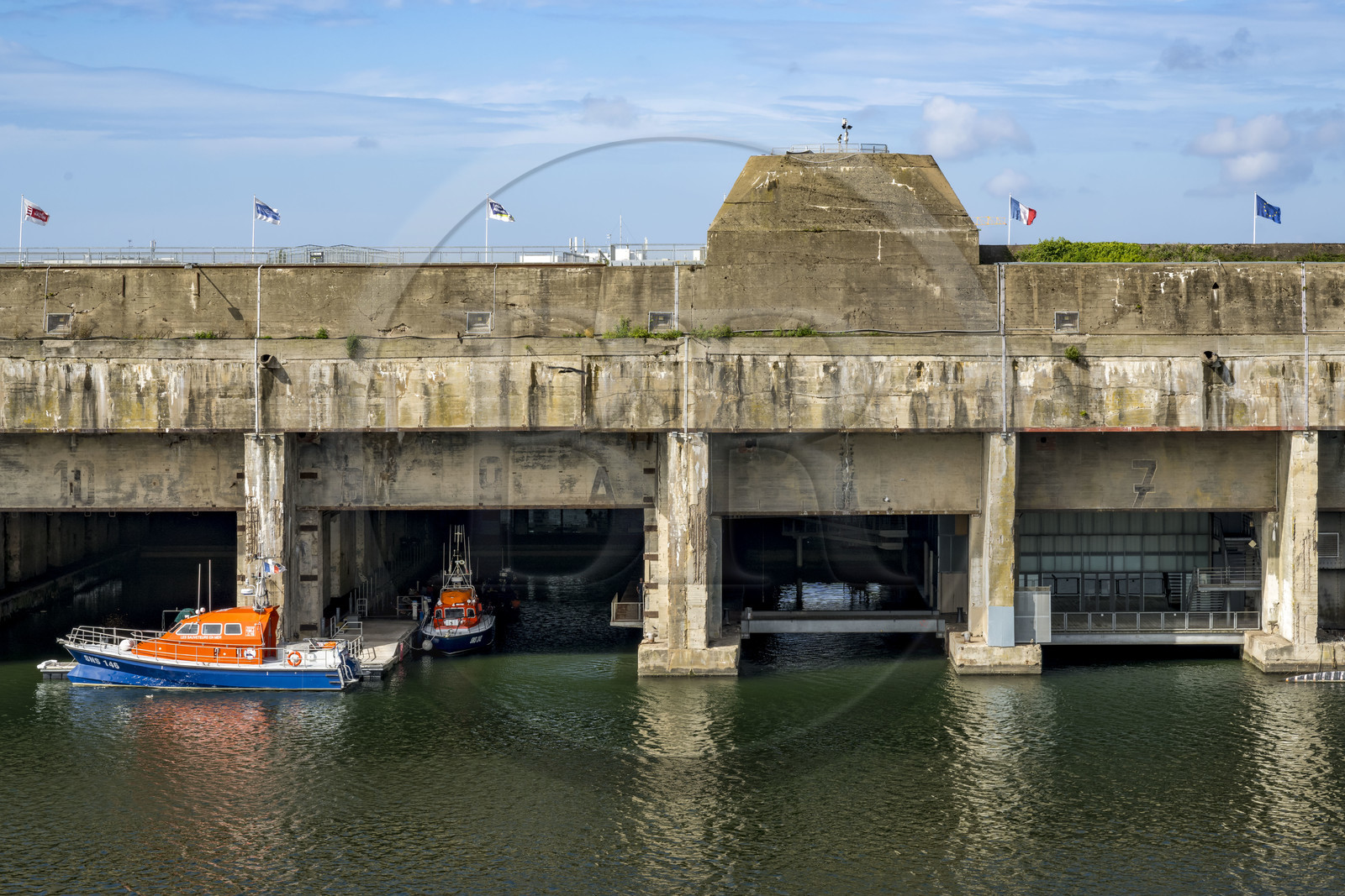 France, Loire-Atlantique (44), Saint-Nazaire, les anciennes bases sous-marines allemandes construites lors de la dernière guerre mondiale bordent le bassin à flot du port de Saint-Nazaire