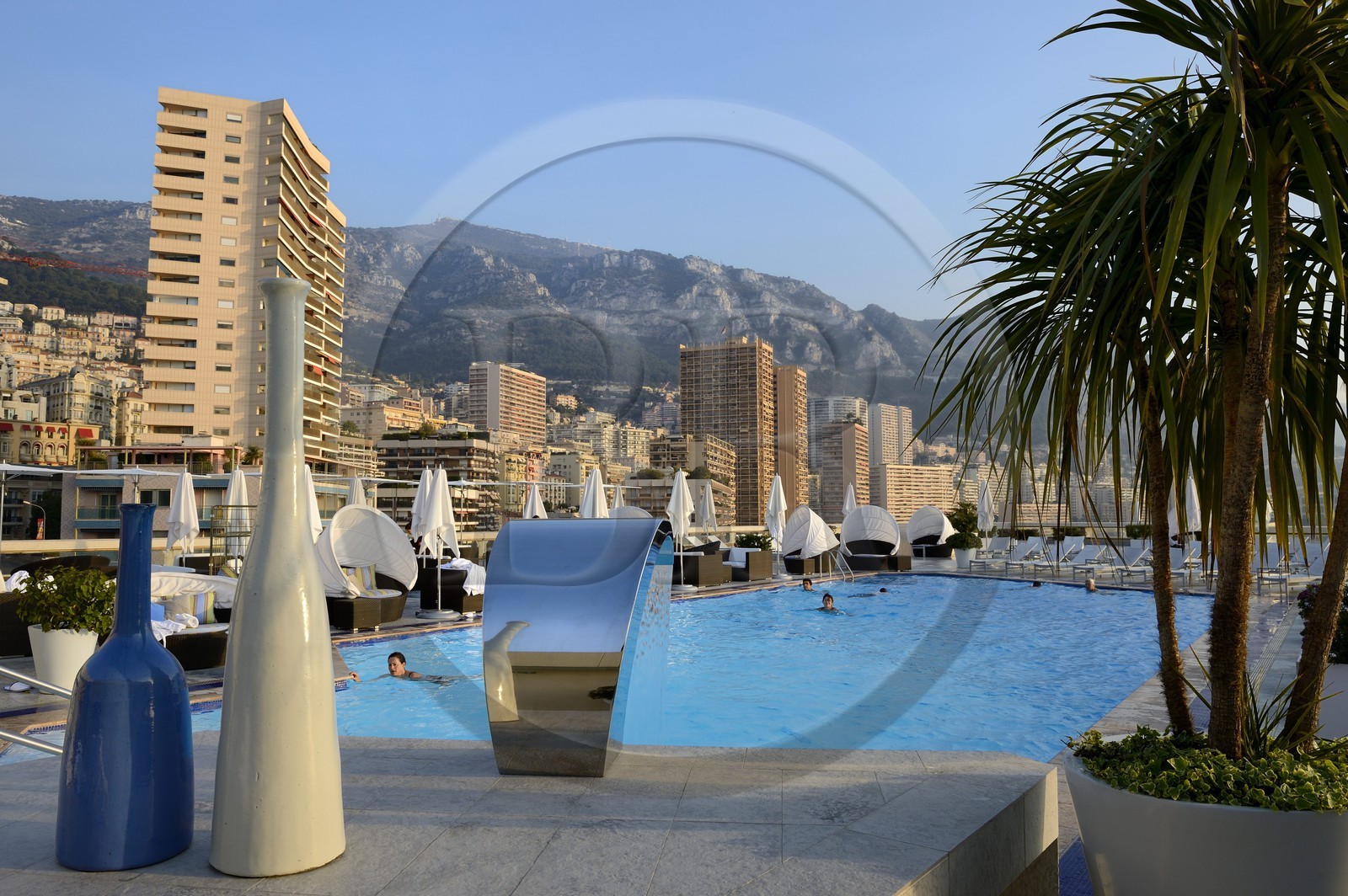 Principauté de Monaco, Monaco, Monte-Carlo, la piscine sur le toit de l'Hotel Fairmont et le quartier de Larvotto en arrière plan