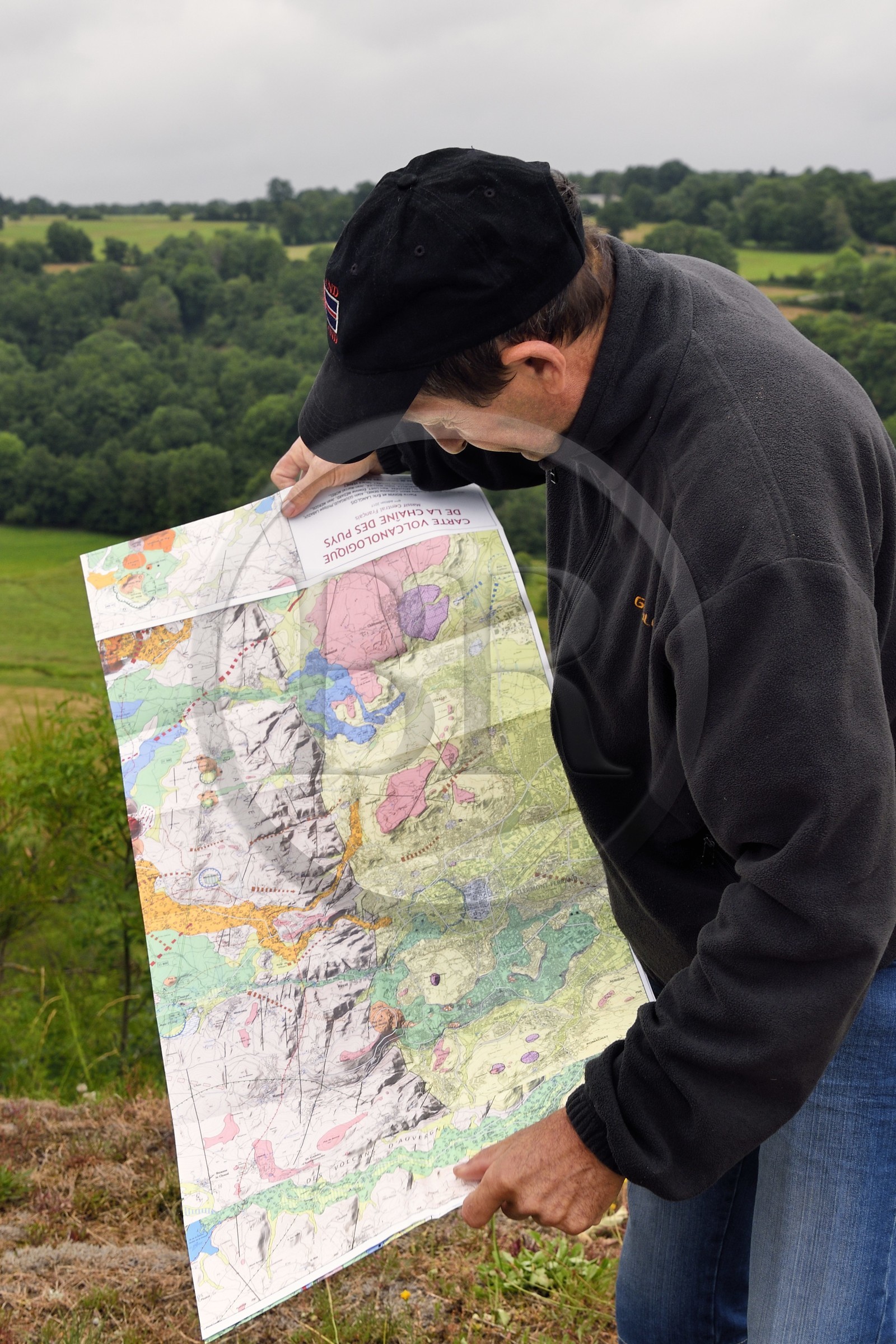 France, Puy-de-Dôme (63), sur la butte basaltique de Saint-Pierre-Le-Chastel, l'ingénieur agronome et géographe Yves Michelin, passionné d'histoire et de paléontologie, est aussi auteur de livres et un des acteurs du classement de la Chaîne des Puys et de la Faille de Limagne au patrimoine mondial de l’Unesco