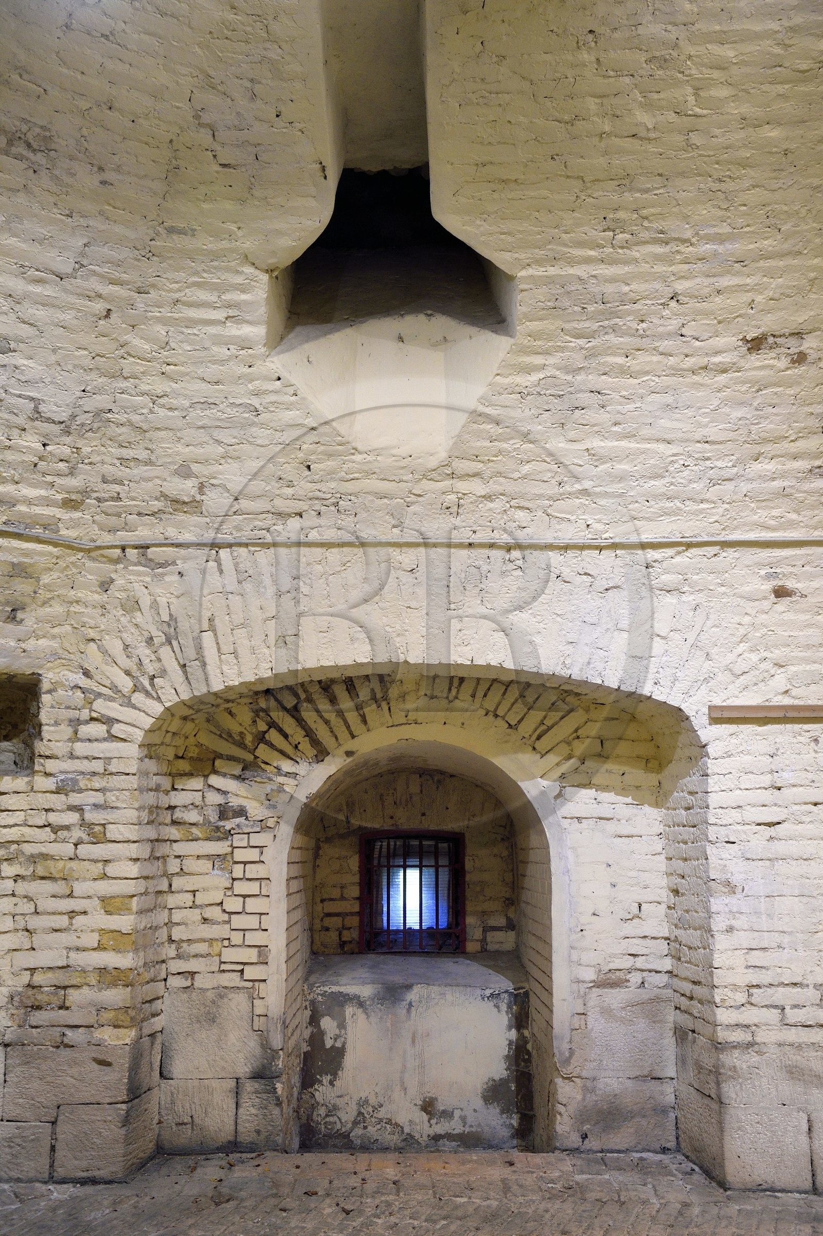 France, Haut-Rhin (68), Neuf-Brisach, ville fortifiée par Vauban, classée Patrimoine Mondial de l'UNESCO, une des huit tours bastionnées de forme pentagonale, poste de tir pour canon avec système de ventilation