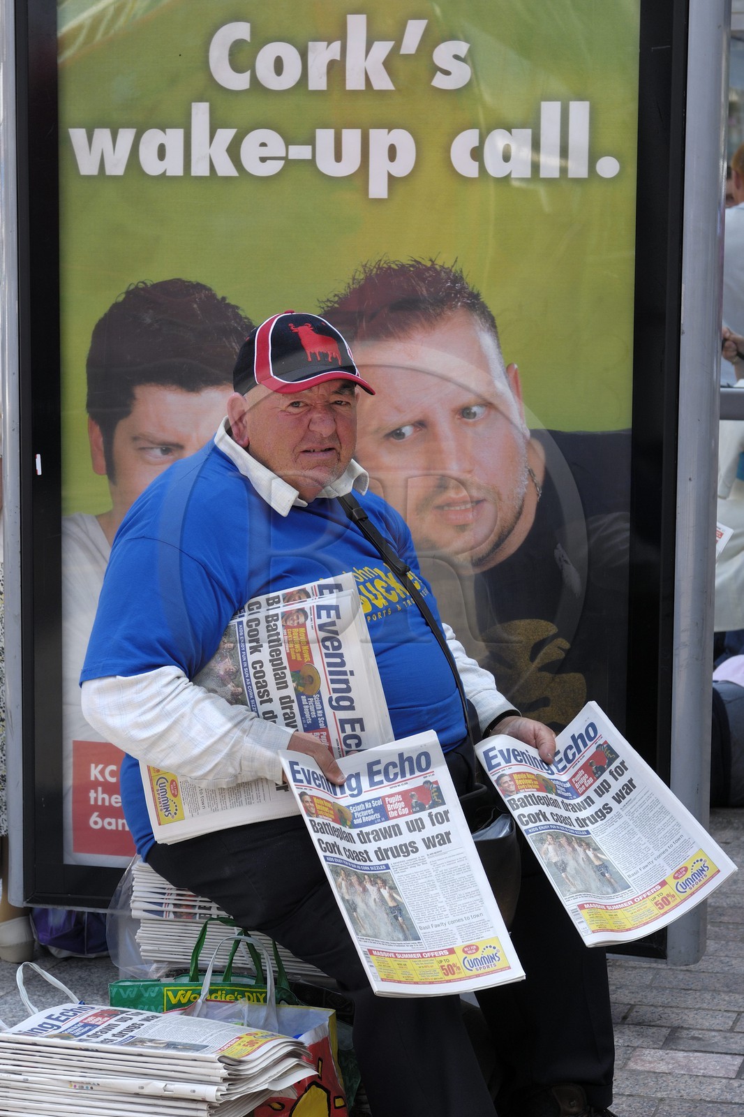 Irlande, Comté de Cork, Cork, vendeur de journaux dans la rue