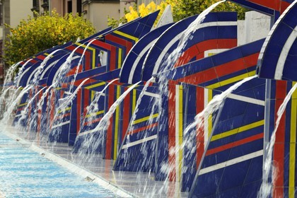 France, Vosges (88), Station thermale de Contrexéville, La place des fontaines, place rectangulaire affirmée par son sol en pavés porphyre, elle porte les 24 fontaines de marbres de Carrare et de lave émaillée, dressées entre 2,50 et 3,50 mètres