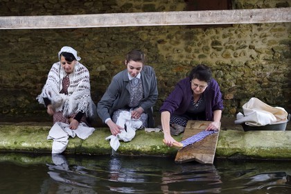 France, Eure (27), lavoir de Sainte-Colombe-prés-Vernon, Allied Reconstitution Group (association de reconstitution historique de la 2éme Guerre Mondiale US et Maquis), les reconstitueurs montrant trois femmes lavant de linge au lavoir dans les années 1940