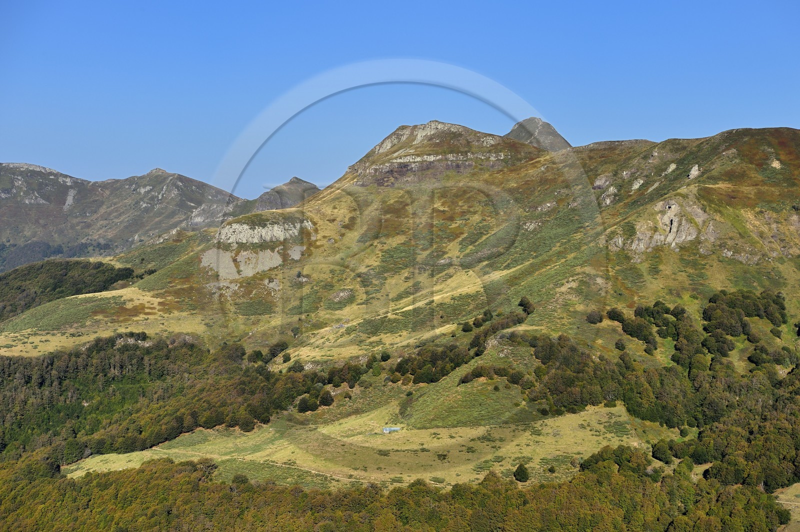 France, Cantal (15), Parc Naturel Régional des Volcans d'Auvergne, Le Lioran, depuis le col de Rombière sur le chemin de Saint-Jacques de Compostelle par la Via Arverna, les Fours de Peyre Arse et le sommet du Puy Mary émergeant en arrière plan