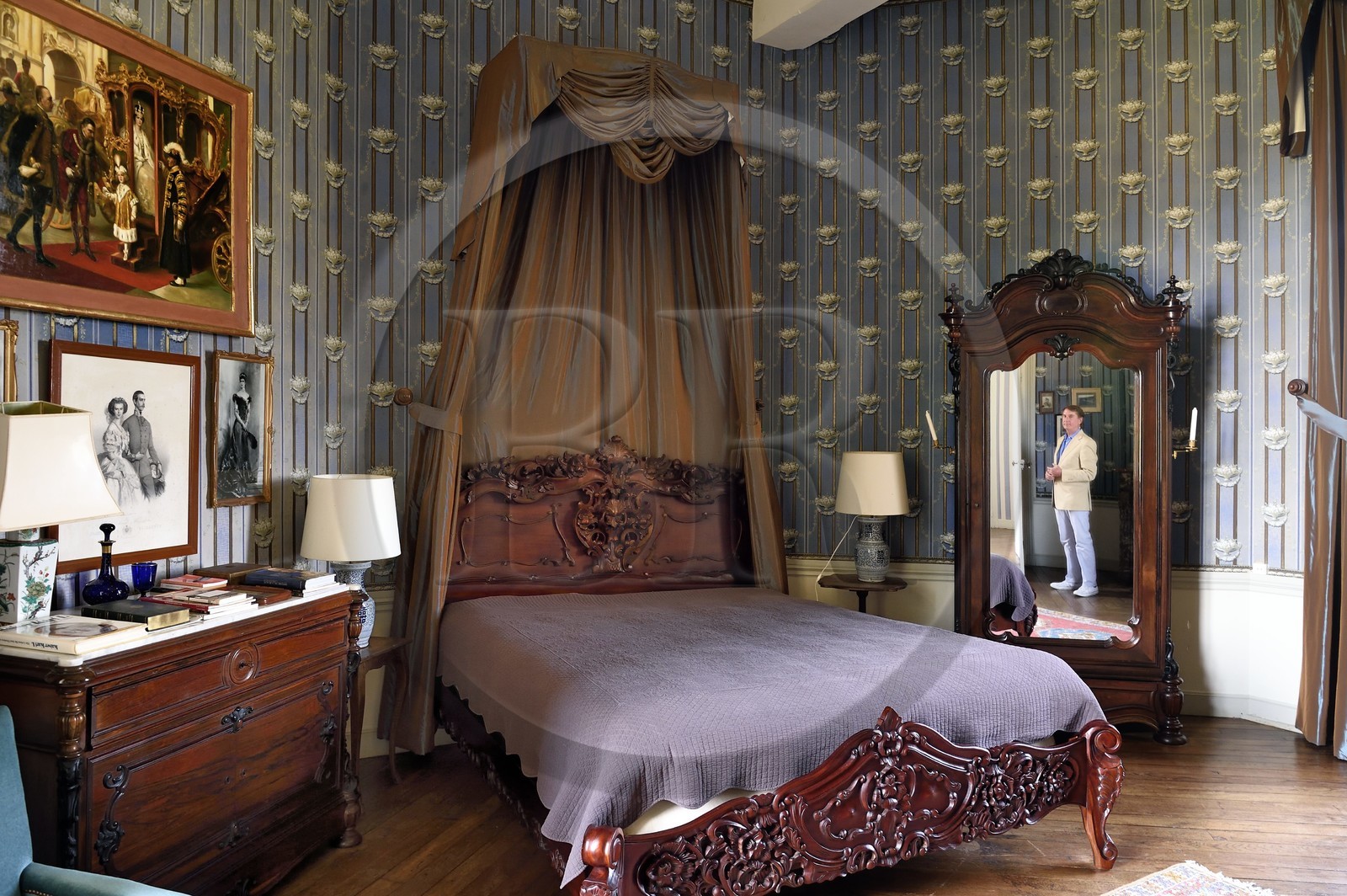 France, Allier (03), former province of Bourbonnais, Besson, Nouveau-Bostz castle belonging to the Prince Charles Henri de Lobkowicz descendant of the Bourbon-Parma, here in reflection in the room of the Empress of Austria Zita de Bourbon-Parme sister of Xavier de Bourbon-Parme