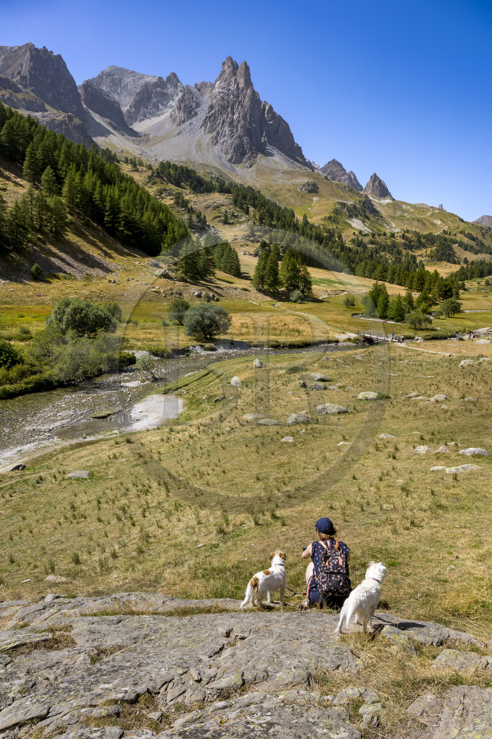 France, Hautes Alpes (05), le Briançonnais, Névache, vallée de la Clarée, la rivière La Clarée au pont du Moutet, le massif des Cerces et les pointes de la Main de Crépin (2942m) en arrière-plan