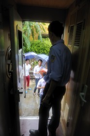 Vietnam, train de jour de Lao Cai à Hanoï, embarquement de passagers