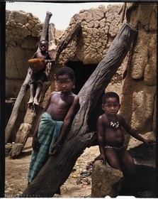 Burkina Faso, province de Poni, pays des Lobi, Loropéni, enfants devant leur maison en terre crue (banco)