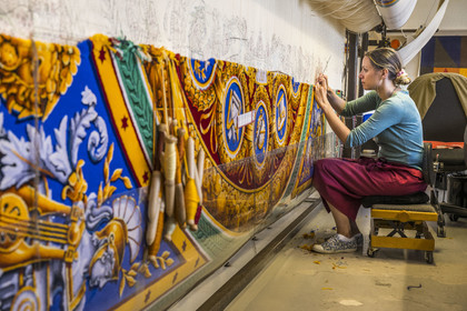 France, Hérault (34), Lodève, Manufacture de la Savonnerie unique annexe de la Manufacture Nationale de tapis de la Savonnerie des Gobelins, fabrication du tapis des Cohortes d'après un modèle de Jacques-Louis de la Hamayde de Saint-Ange destiné au Palais de la Légion d'Honneur, la licière Morgane Pognard démèle les couleurs sur le métier à tisser