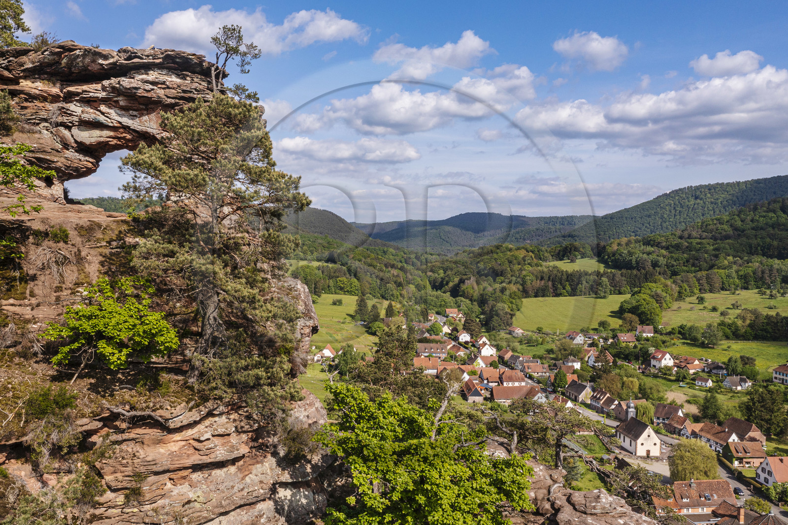 France, Bas-Rhin (67), Parc naturel régional des Vosges du Nord, Obersteinbach, l’arche du rocher en grès du Wachtfels domine le village (vue aérienne)