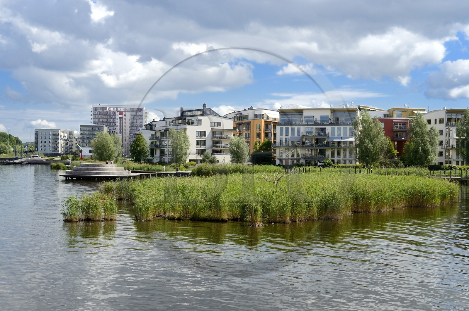Suède, Stockholm, l'écoquartier Hammarby Sjostad précurseur en matière de développement durable, le lac Hammarby