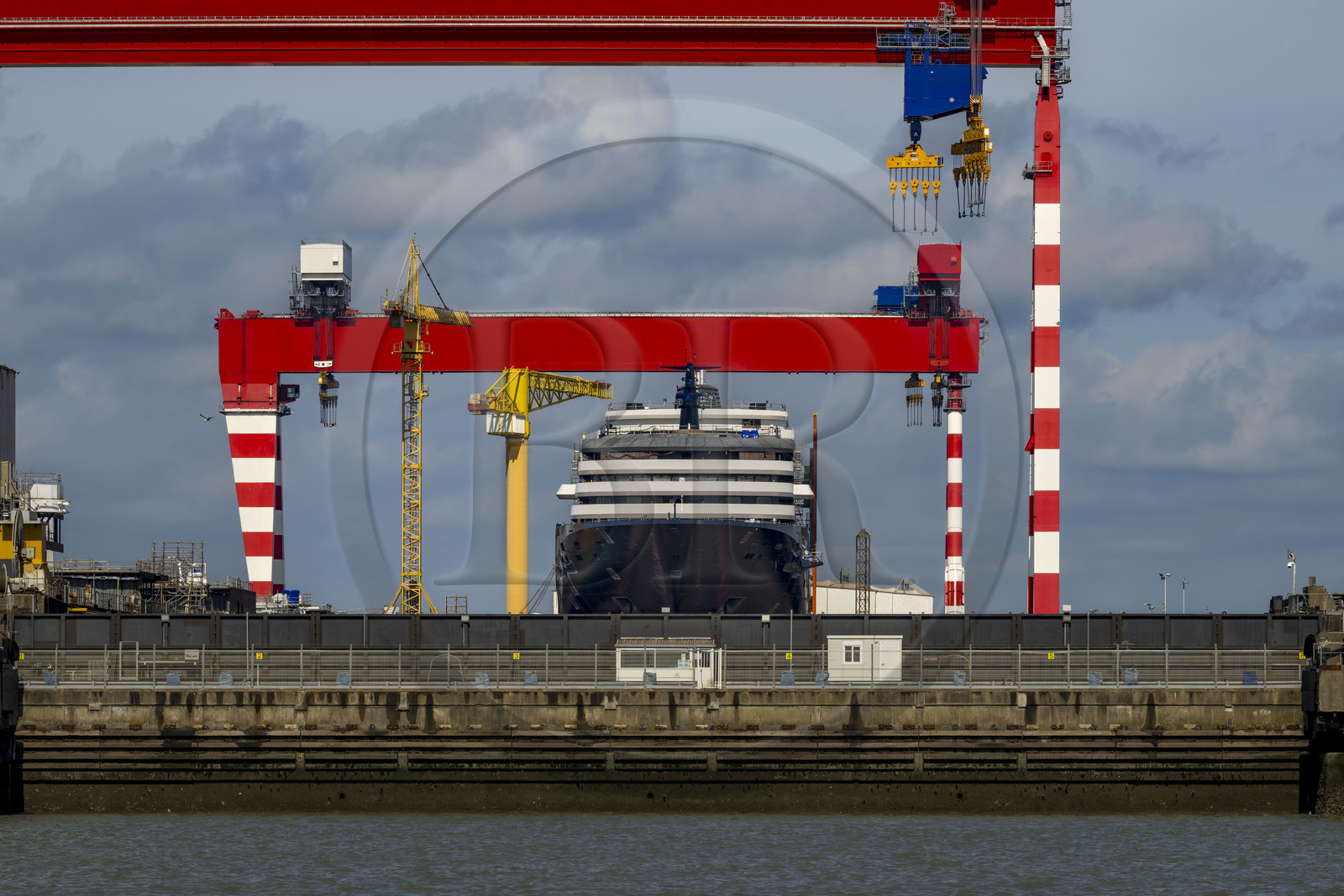 France, Loire-Atlantique (44), Saint-Nazaire, les Chantiers de l'Atlantique, Yacht de luxe en construction