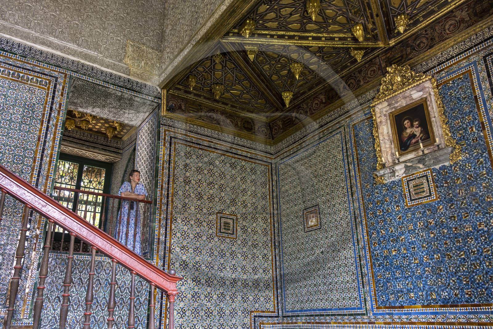 Espagne, Andalousie, Séville, la Casa de Pilatos (la maison de Pilate), palais de style mudéjar, la cage d'escalier est pourvue d'un riche décor d’azulejos du XVIe siècle et surmontée d'un plafond de marqueterie