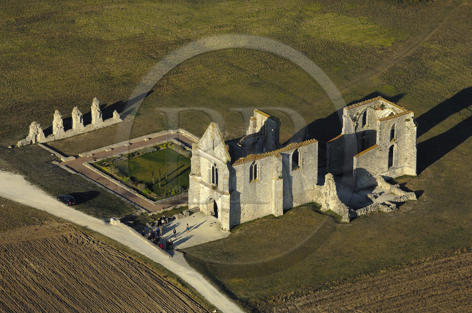 France, Charente-Maritime (17), ile de Ré, abbaye des Châteliers au sud de La Flotte (vue aérienne)