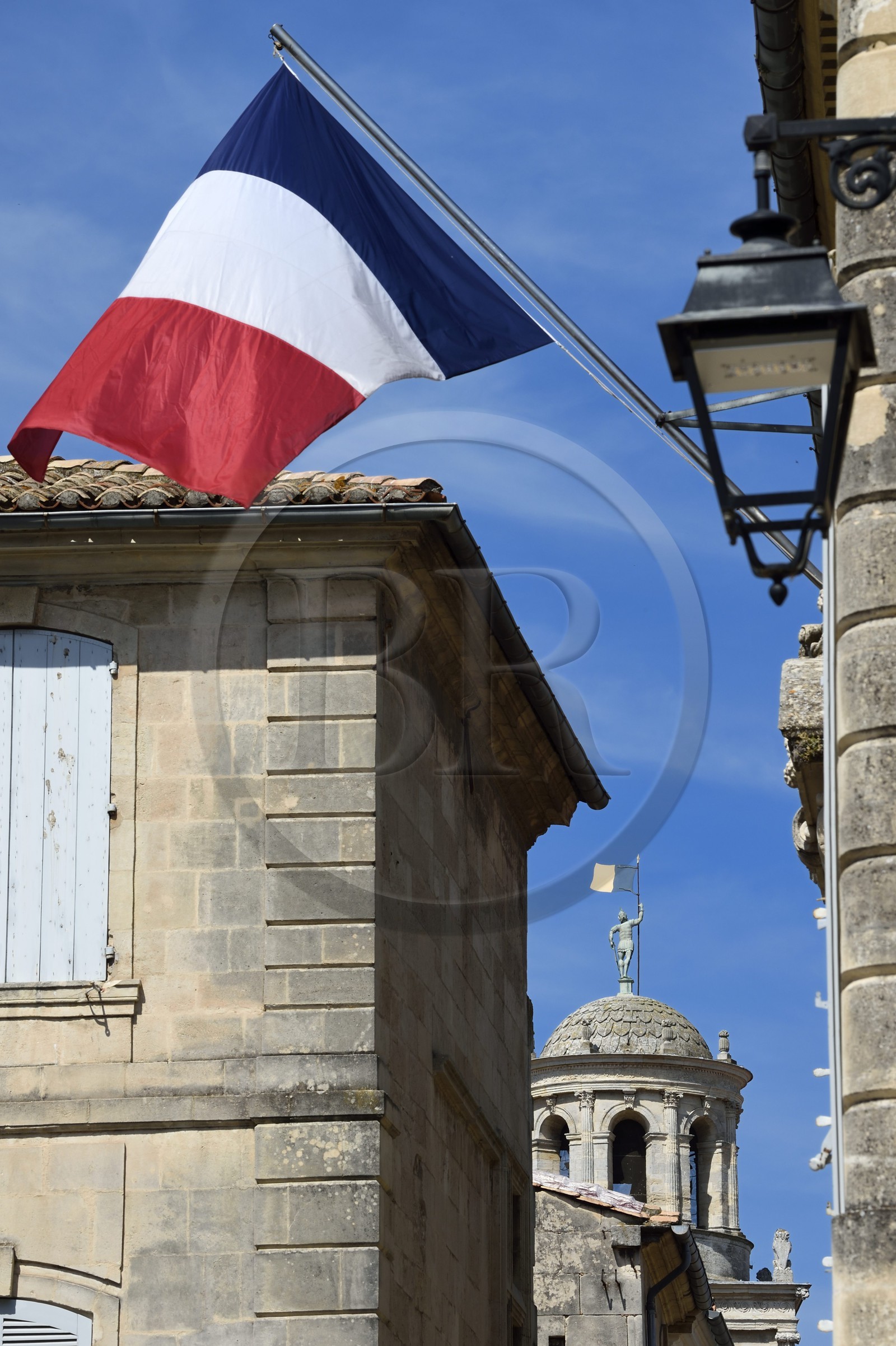 France, Bouches-du-Rhône (13), Arles, la tour de l'horloge de l'hôtel de Ville en arrière plan