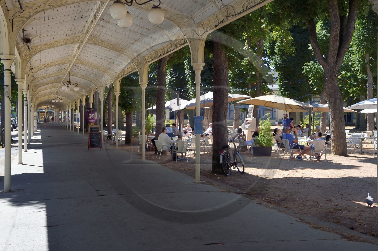 France, Allier (03), Vichy, galeries couvertes d’environ 700 mètres serpentant autour du parc des Sources, œuvre du ferronnier Emile Robert
