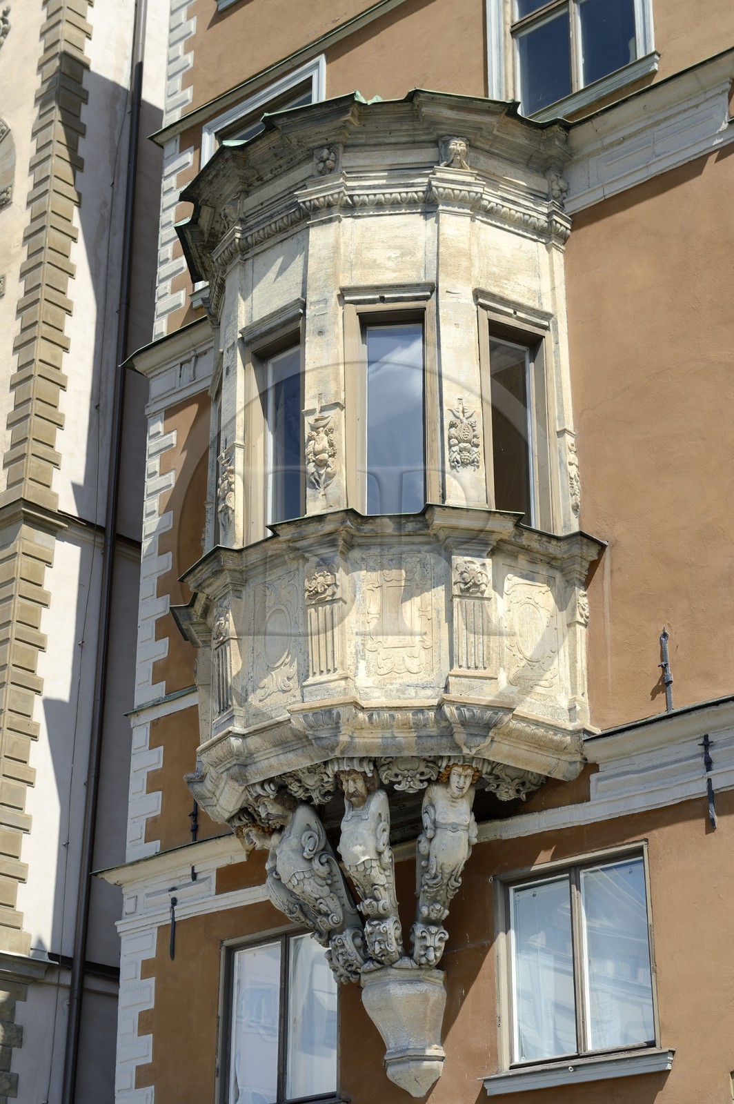 Suède, Stockholm, vieille ville dans l'île de Gamla Stan, oriel d'une maison datant de 1630 au 51 rue Stora Nygatan