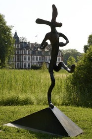 France, Bas-Rhin (67), Strasbourg, Chateau de Pourtalès, le Parc de sculpture, The Bowler (1992) de Barry Flanagan