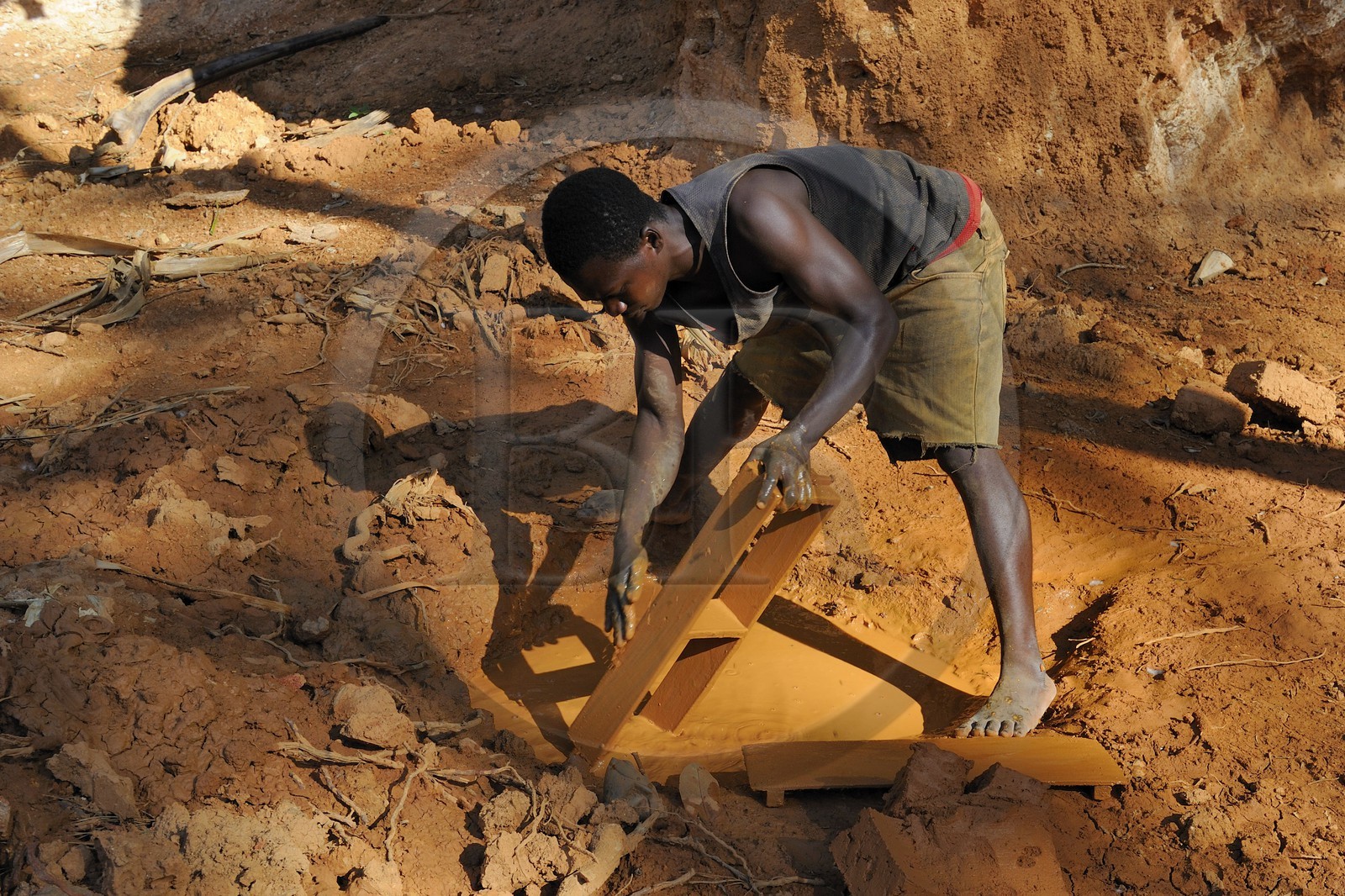 Tanzanie, région de Morogoro, les Monts Uluguru, fabrication de briques en terre