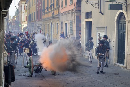 Italie, Ligurie, Sarzana, Napoleon Festival, soldats français de la Grande Armée faisant feu au canon sur l'ennemi autrichien dans la Via Mazzini rue principale de la vieille ville