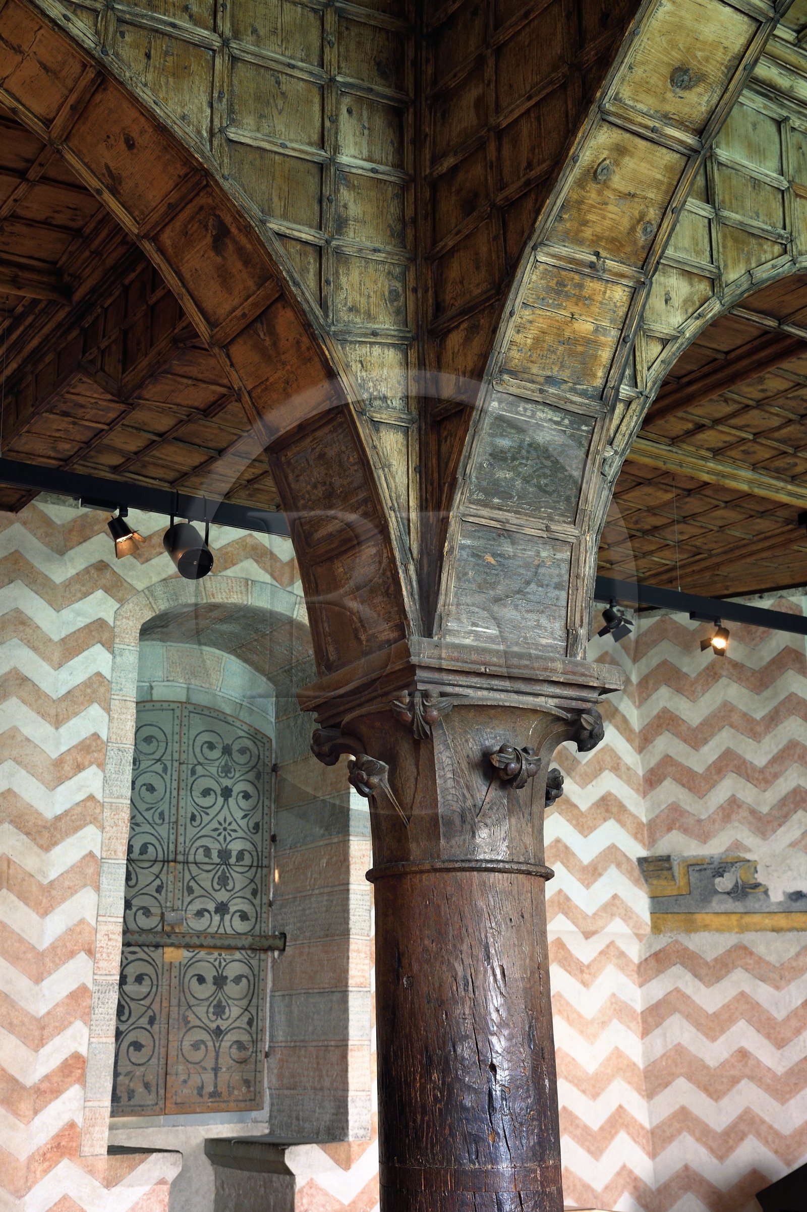 Suisse, Canton de Vaud, Veytaux, chateau Chillon sur les rives du lac Léman, une des trois grandes salles d'apparat, colonne gothique en bois