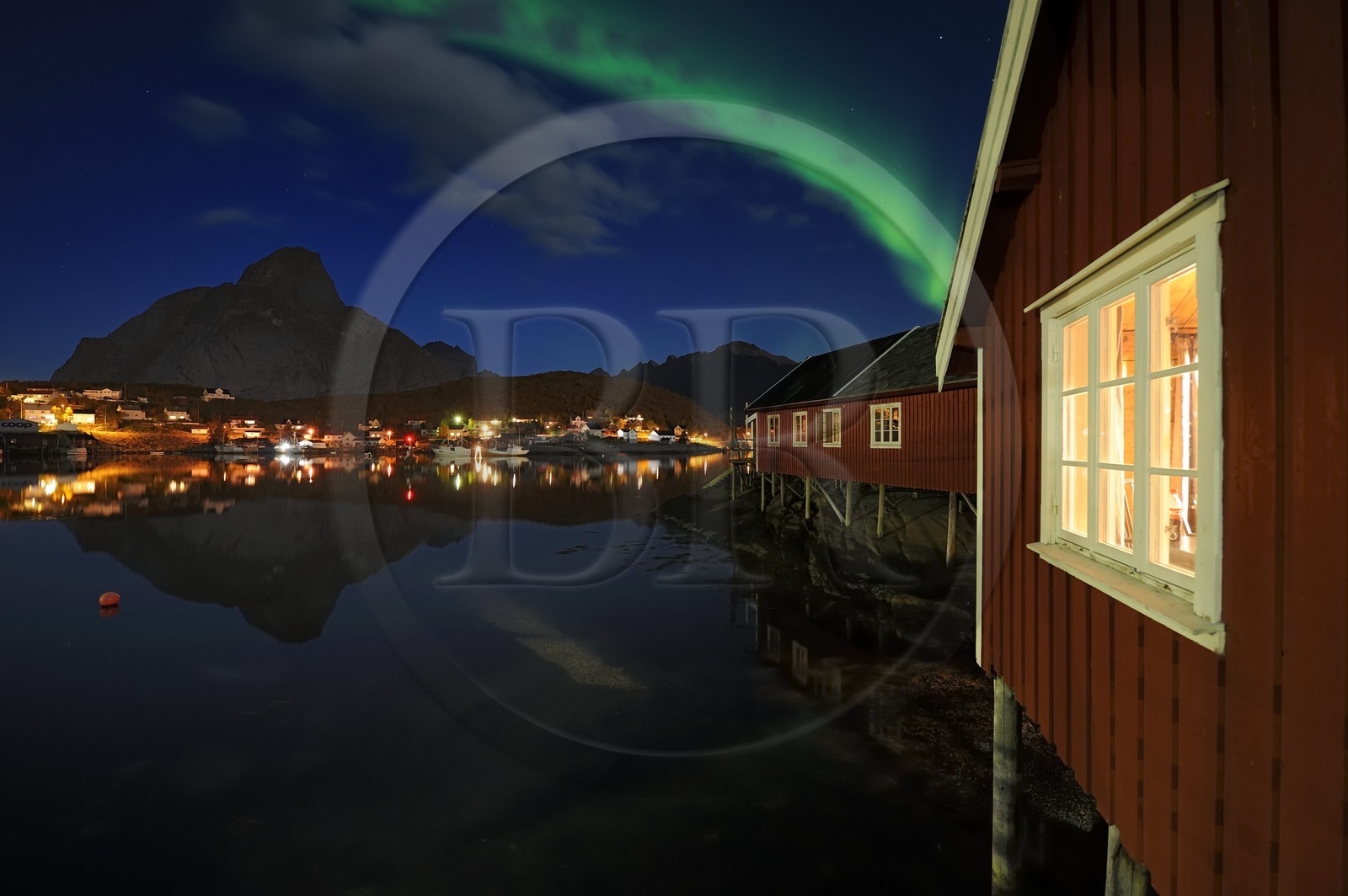 Norvège, Nordland, Iles Lofoten, ile de Moskenesoy, aurore boréale au dessus du village de pêcheurs de Reine