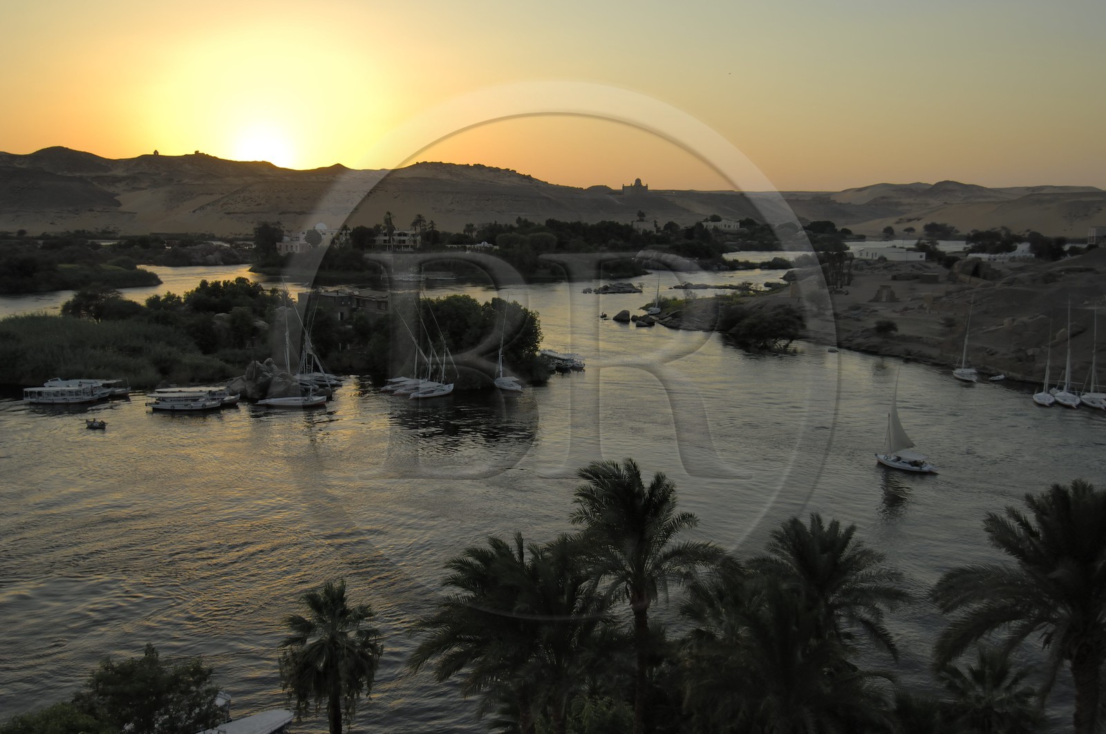 Egypte, Haute Egypte, Nubie, vallée du Nil, Assouan, Ile Elephantine et mausolée de l'Agha Khan en arrière plan sur la rive ouest