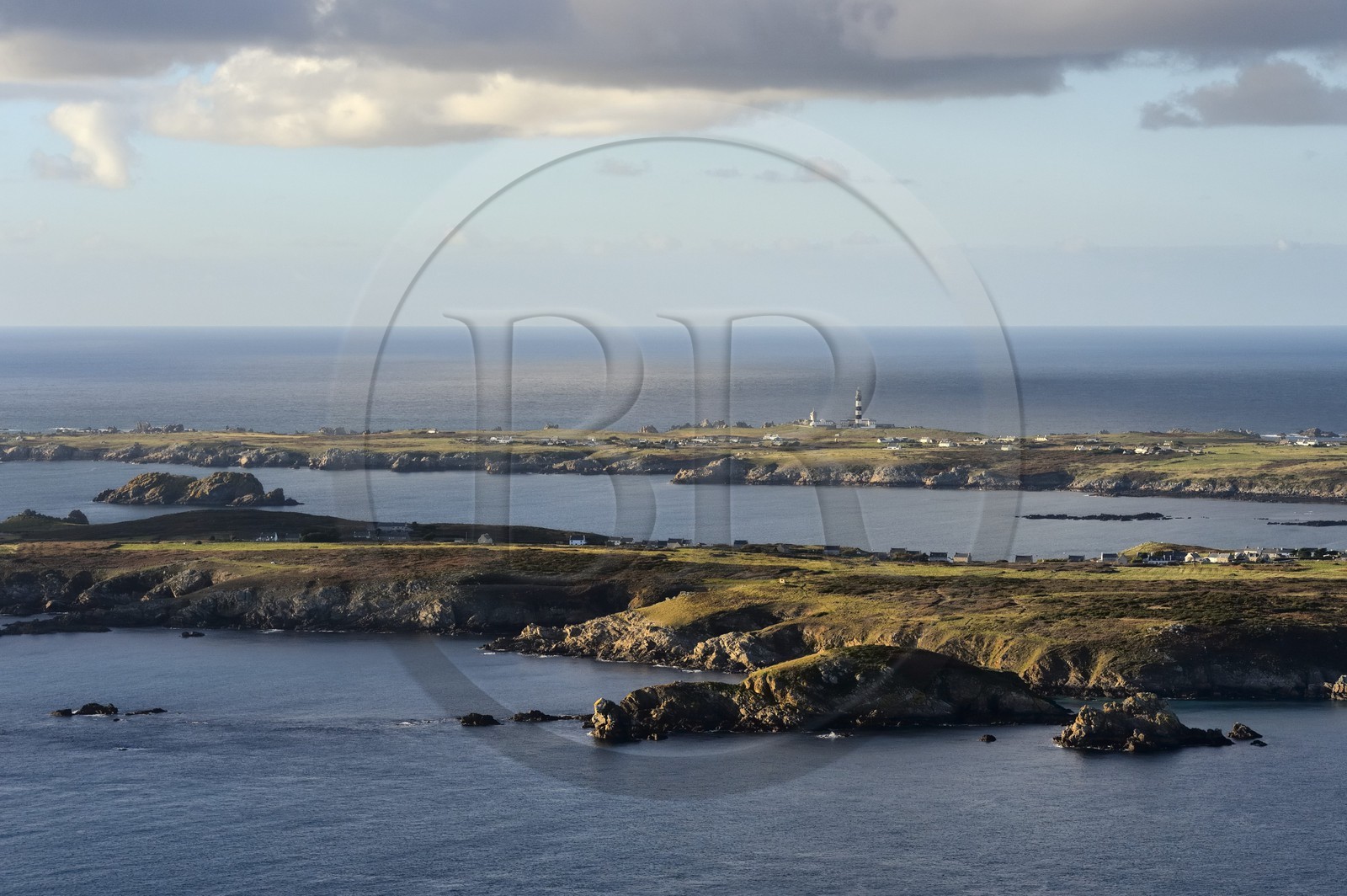 France, Finistère (29), parc naturel régional d'Armorique, mer d'Iroise, Ile d'Ouessant, réserve de Biosphère (UNESCO), phare du Creach et la côte ouest (vue aérienne)
