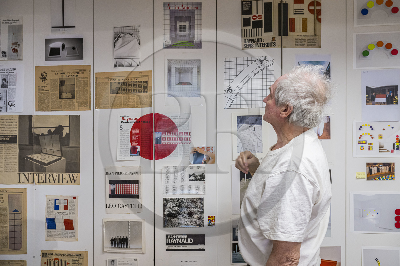 France, Paris (75), l'artiste plasticien Jean-Pierre Raynaud dans son appartement atelier