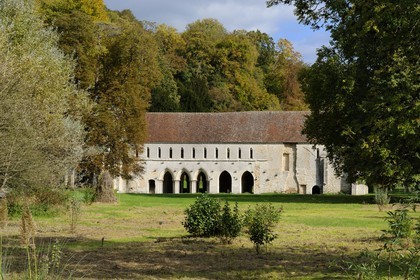 France, Eure (27), Radepont, abbaye Notre-Dame de Fontaine-Guérard, abbaye féminine du XIIIe siècle affiliée à l'ordre de Cîteaux (vue aérienne)