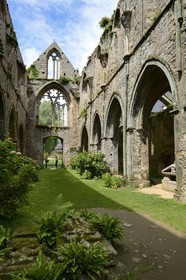 France, Côtes-d'Armor (22), étape sur le chemin de Saint-Jacques de Compostelle, Paimpol, abbaye de Beauport du XIIIe siècle, intérieur de l'église abbatiale, gisants des seigneurs de Kergozou
