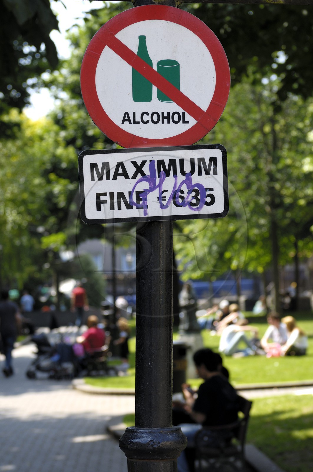 Republic of Ireland, County Cork, Cork, panel baning the alcohol drinking at the entrance of Bishop Lucey Park
