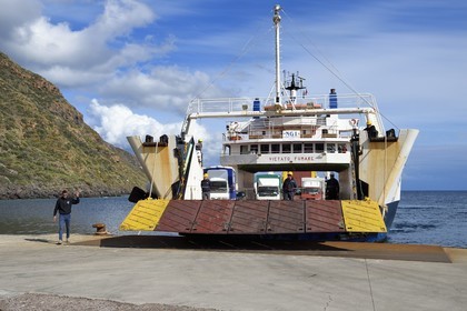 Italie, Sicile, iles Eoliennes, classées Patrimoine Mondial de l'UNESCO, Ile de Salina, arrivée du ferry dans le port de Rinella