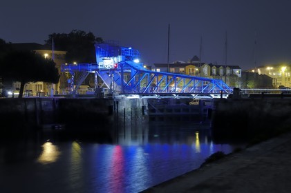 France, Charente-Maritime (17), La Rochelle, le pont à bascule à l'entrée de l'ancien Bassin des Chalutiers