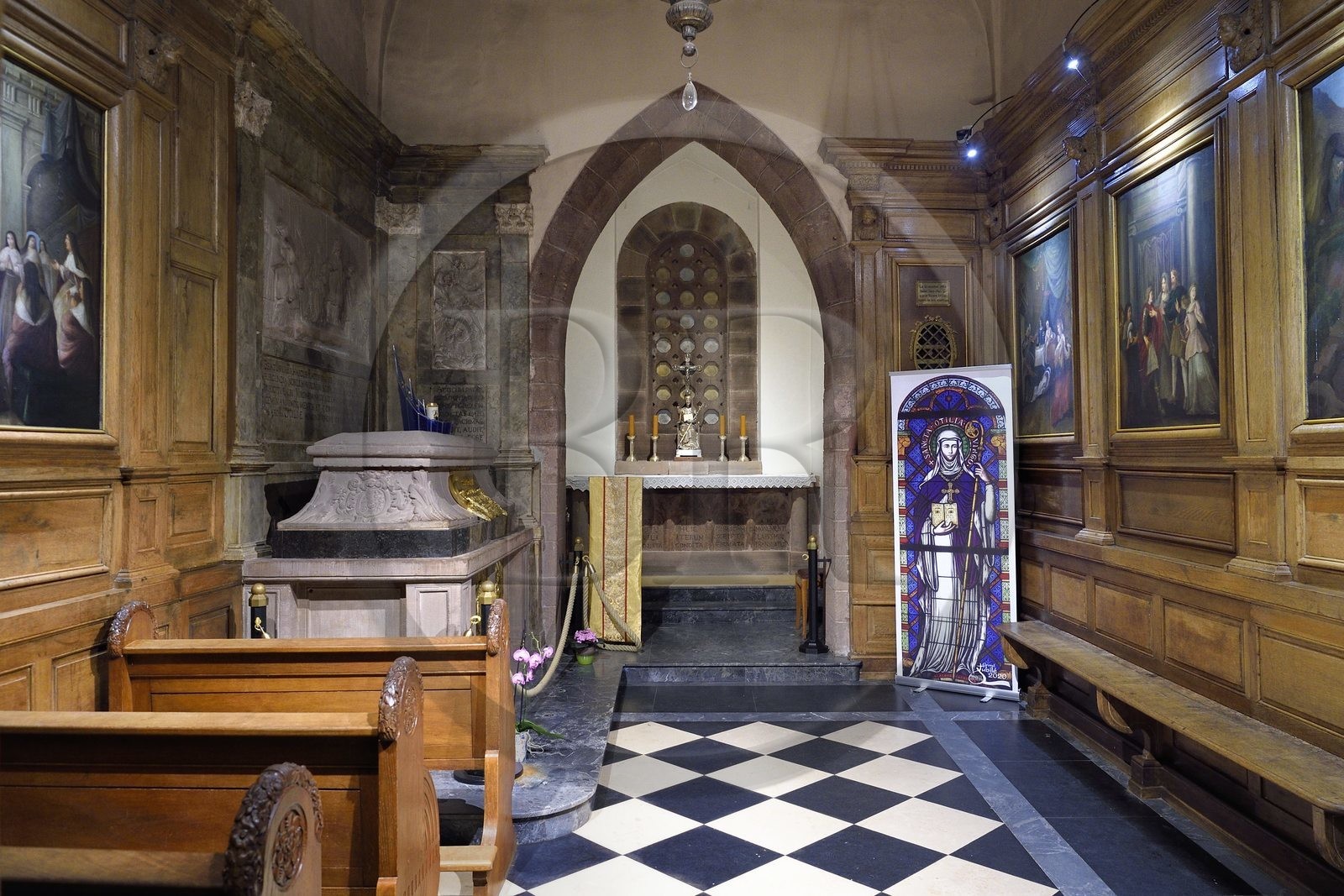 France, Bas-Rhin (67), Mont Saint-Odile, abbaye de Hohenbourg encore appelée couvent du Mont-Sainte-Odile, chapelle Sainte-Odile et tombeau de la sainte