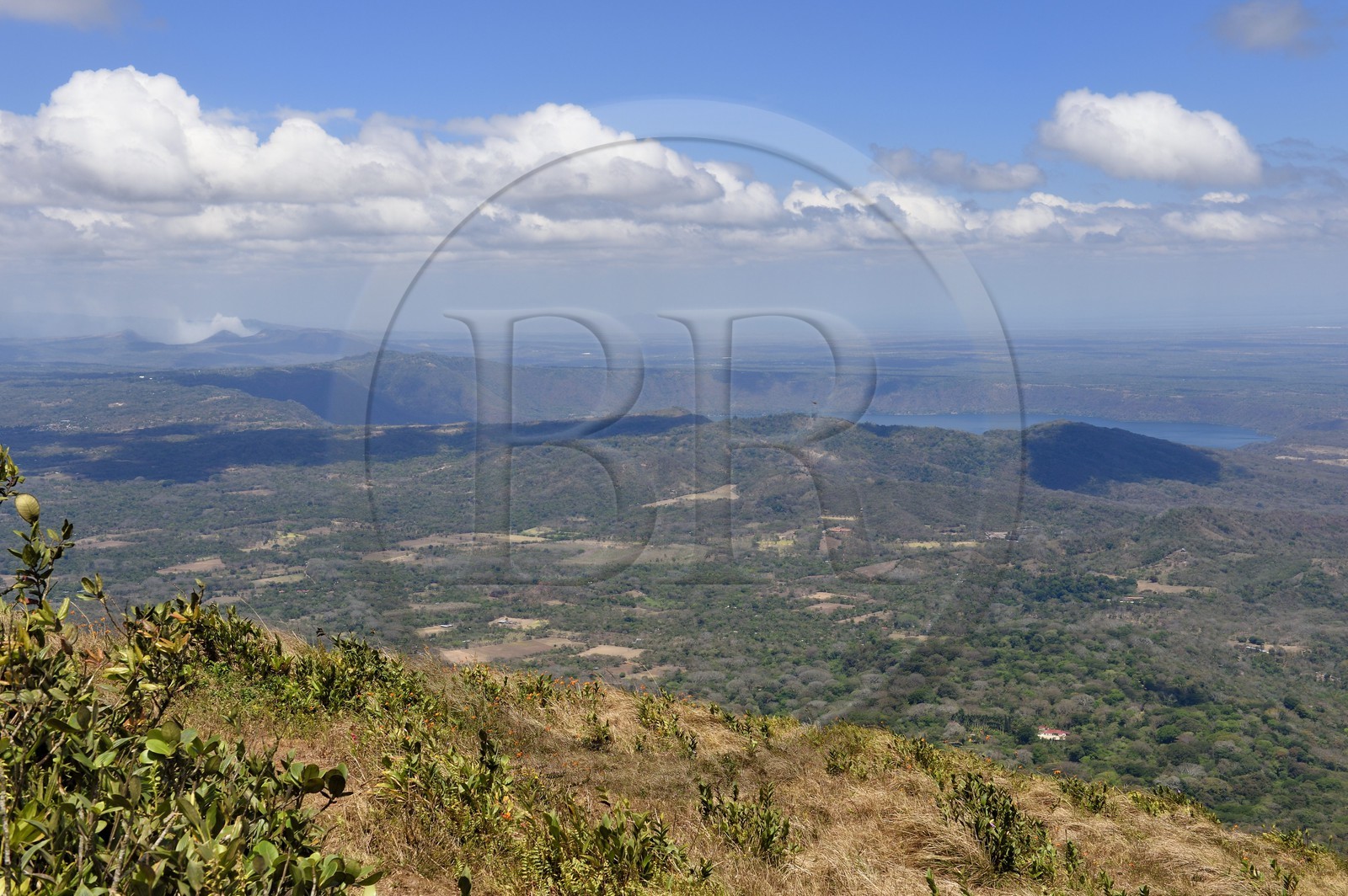 Nicaragua, département de Granada, Réserve naturelle du volcan Mombacho, vue sur le volcan Masaya toujours actif à gauche et le lac d'origine volcanique la Lagune d'Apoyo à droite