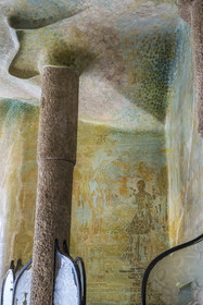 Espagne, Catalogne, Barcelone, quartier de l'Eixample, Passeig de Gracia, Pedrera ou Casa Mila (1905-1910) de l'architecte du modernisme catalan Antoni Gaudi, site classé au Patrimoine Mondial de l'UNESCO, fresques et colonnes de l'entrée principale