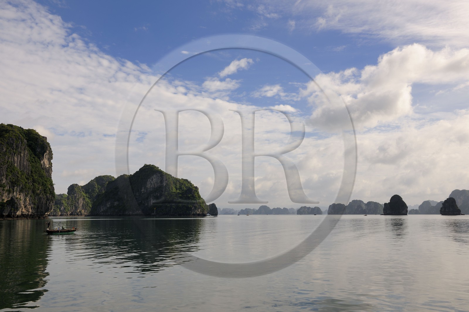 Vietnam, province de Quang Ninh, la Baie d'Halong classée Patrimoine Mondial de l'UNESCO, bateau de pêche entre les iles karstiques