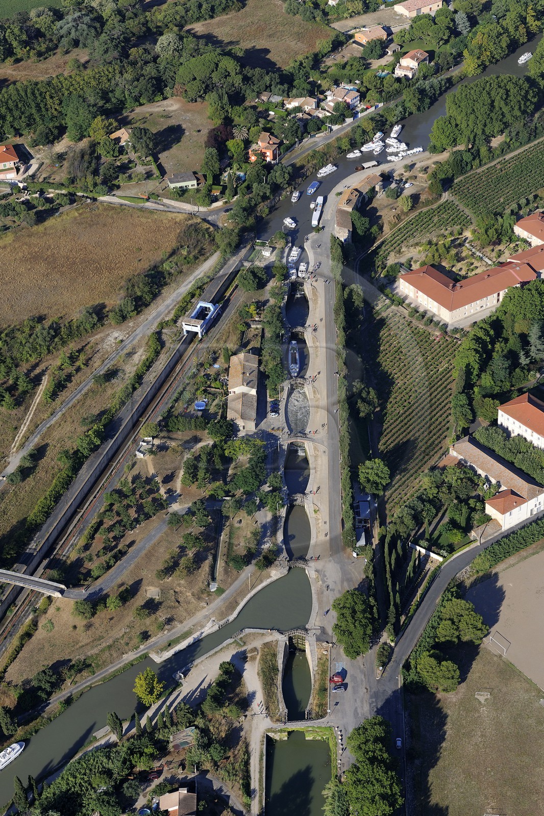 France, Hérault (34), Canal du Midi, classé Patrimoine Mondial de l'UNESCO, Bèziers, les écluses de Fonsérannes ou Fonseranes construites par le fermier de la gabelle et intendant de armées de Louis XIV Pierre-Paul Riquet (vue aérienne)