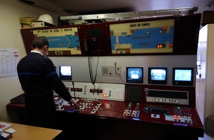 France, Paris (75), poste de commandement de l'écluse et du canal Saint-Martin sous le boulevard Richard Lenoir