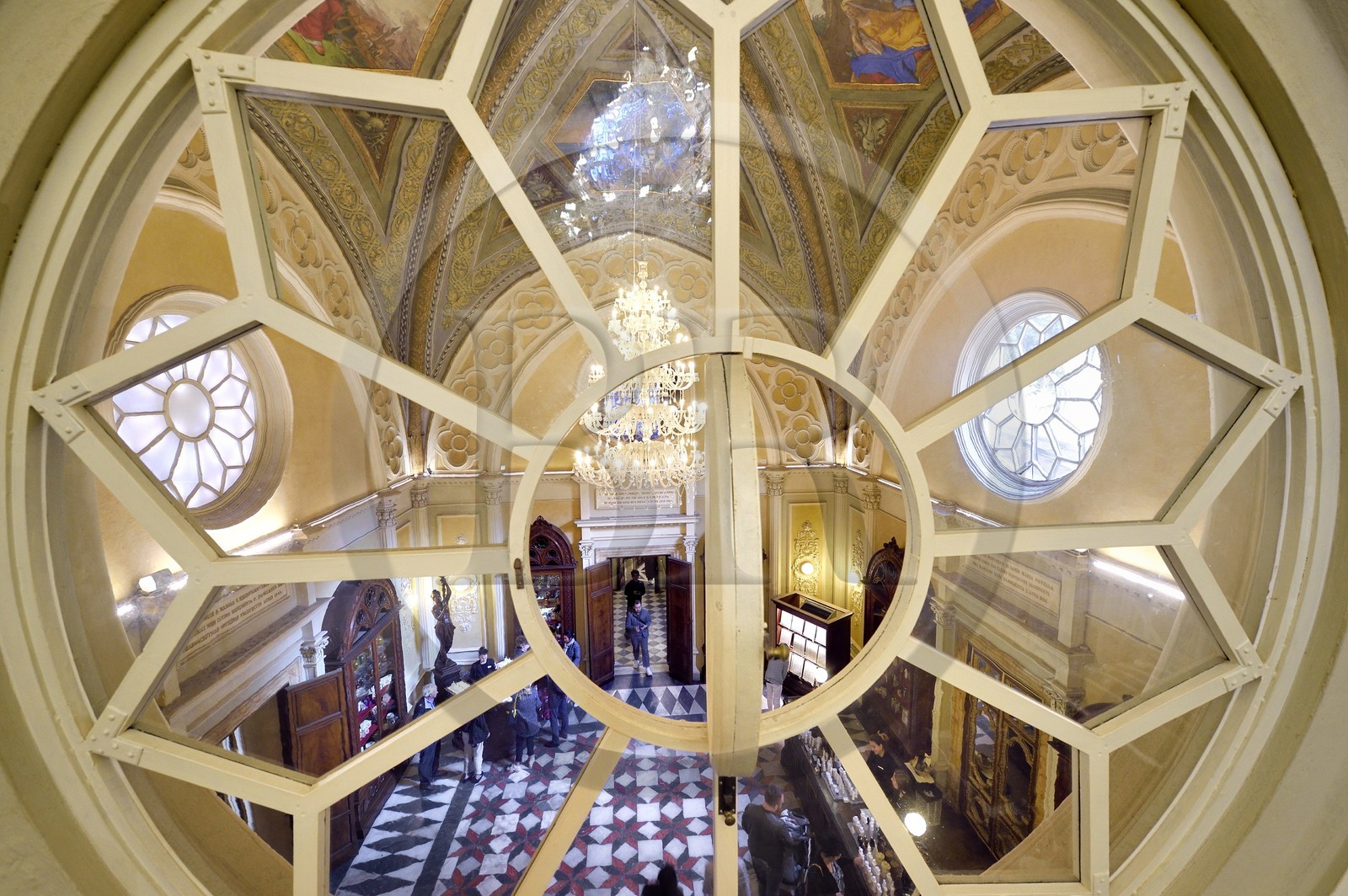 Italie, Toscane, Florence, centre historique classé Patrimoine Mondial de l'UNESCO, Officina profumo, farmaceutica di Santa Maria Novella, ancienne officine d'apothicaire italienne devenue une maison de parfum et de soins corporels, la salle des ventes principale