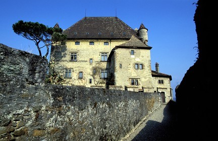 France, Haute-Savoie (74), Yvoire, labellisé Les Plus Beaux Villages de France, château ( et jardin des cinq Sens )